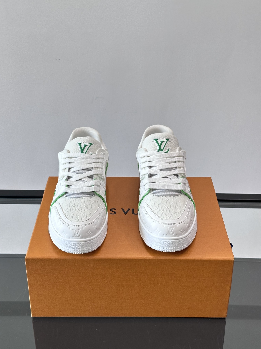 驴家 新配色 trainer运动鞋，本款 LV Trainer 运动鞋取材柔软粒面小牛皮，呈现纯净色调，