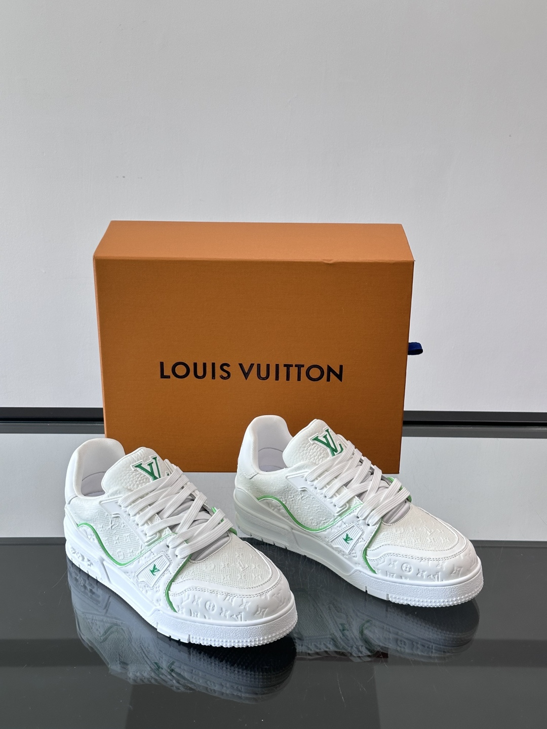 驴家 新配色 trainer运动鞋，本款 LV Trainer 运动鞋取材柔软粒面小牛皮，呈现纯净色调，