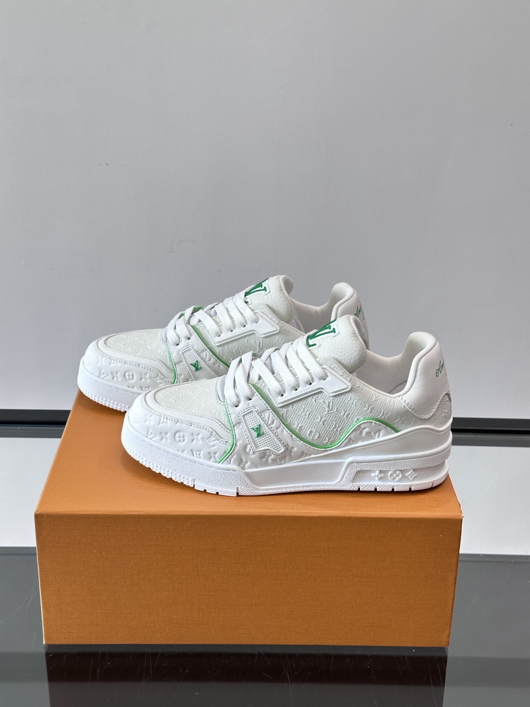 驴家 新配色 trainer运动鞋，本款 LV Trainer 运动鞋取材柔软粒面小牛皮，呈现纯净色调，