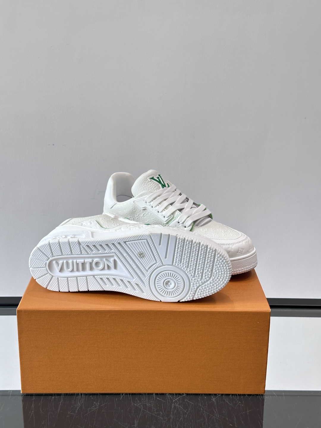 驴家 新配色 trainer运动鞋，本款 LV Trainer 运动鞋取材柔软粒面小牛皮，呈现纯净色调，