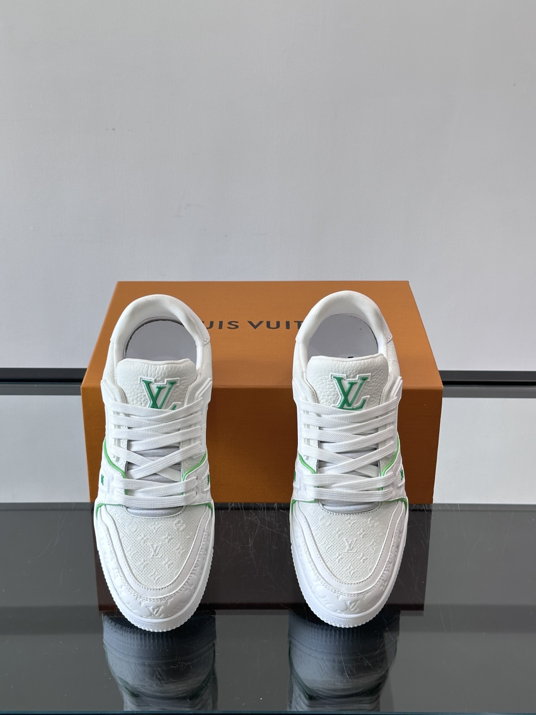 驴家 新配色 trainer运动鞋，本款 LV Trainer 运动鞋取材柔软粒面小牛皮，呈现纯净色调，