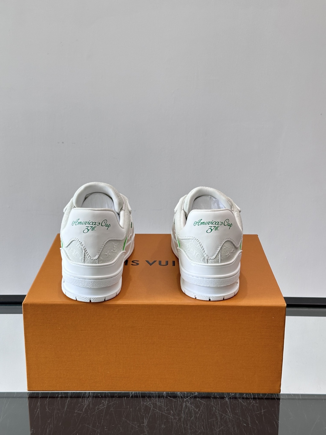 驴家 新配色 trainer运动鞋，本款 LV Trainer 运动鞋取材柔软粒面小牛皮，呈现纯净色调，