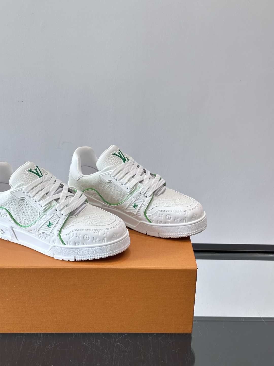 驴家 新配色 trainer运动鞋，本款 LV Trainer 运动鞋取材柔软粒面小牛皮，呈现纯净色调，