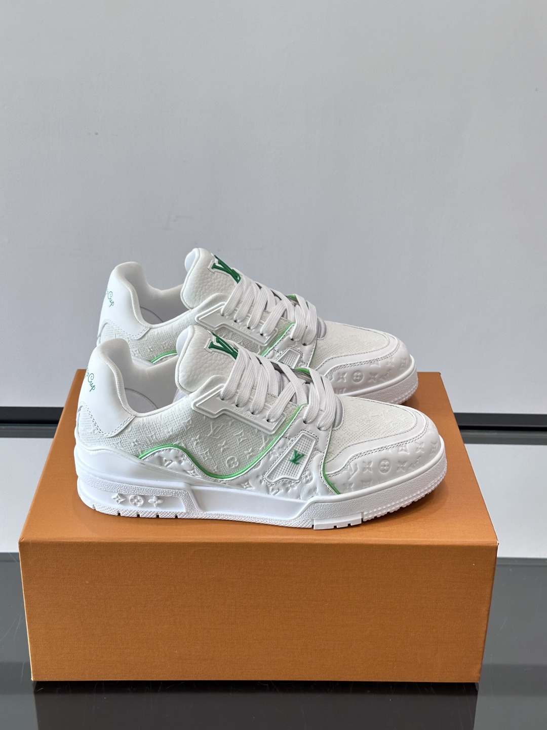 驴家 新配色 trainer运动鞋，本款 LV Trainer 运动鞋取材柔软粒面小牛皮，呈现纯净色调，