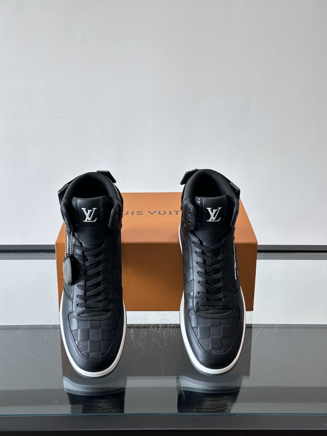 ◾️▫️L 秋冬男士高帮经典休闲运动鞋，本款运动鞋为柔软牛皮革打造。橡胶外底完善整体设计，记忆性人体工学