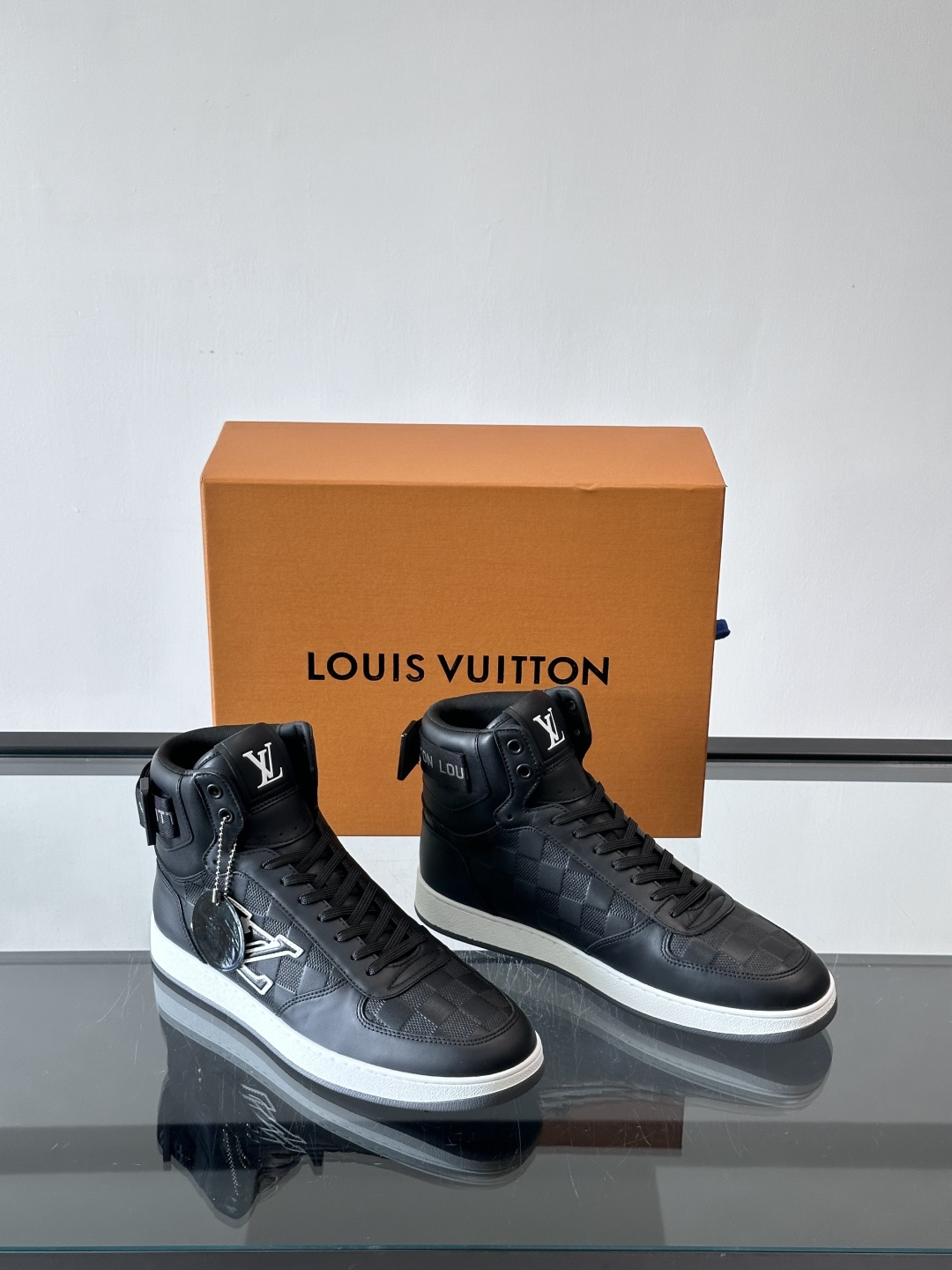 ◾️▫️L 秋冬男士高帮经典休闲运动鞋，本款运动鞋为柔软牛皮革打造。橡胶外底完善整体设计，记忆性人体工学