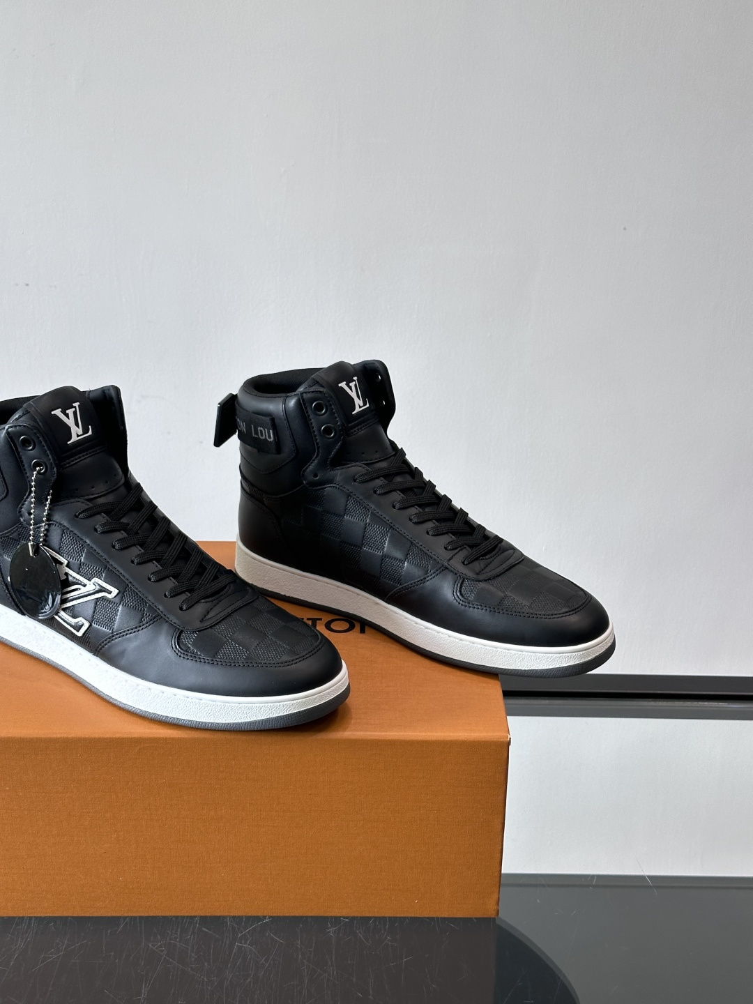 ◾️▫️L 秋冬男士高帮经典休闲运动鞋，本款运动鞋为柔软牛皮革打造。橡胶外底完善整体设计，记忆性人体工学