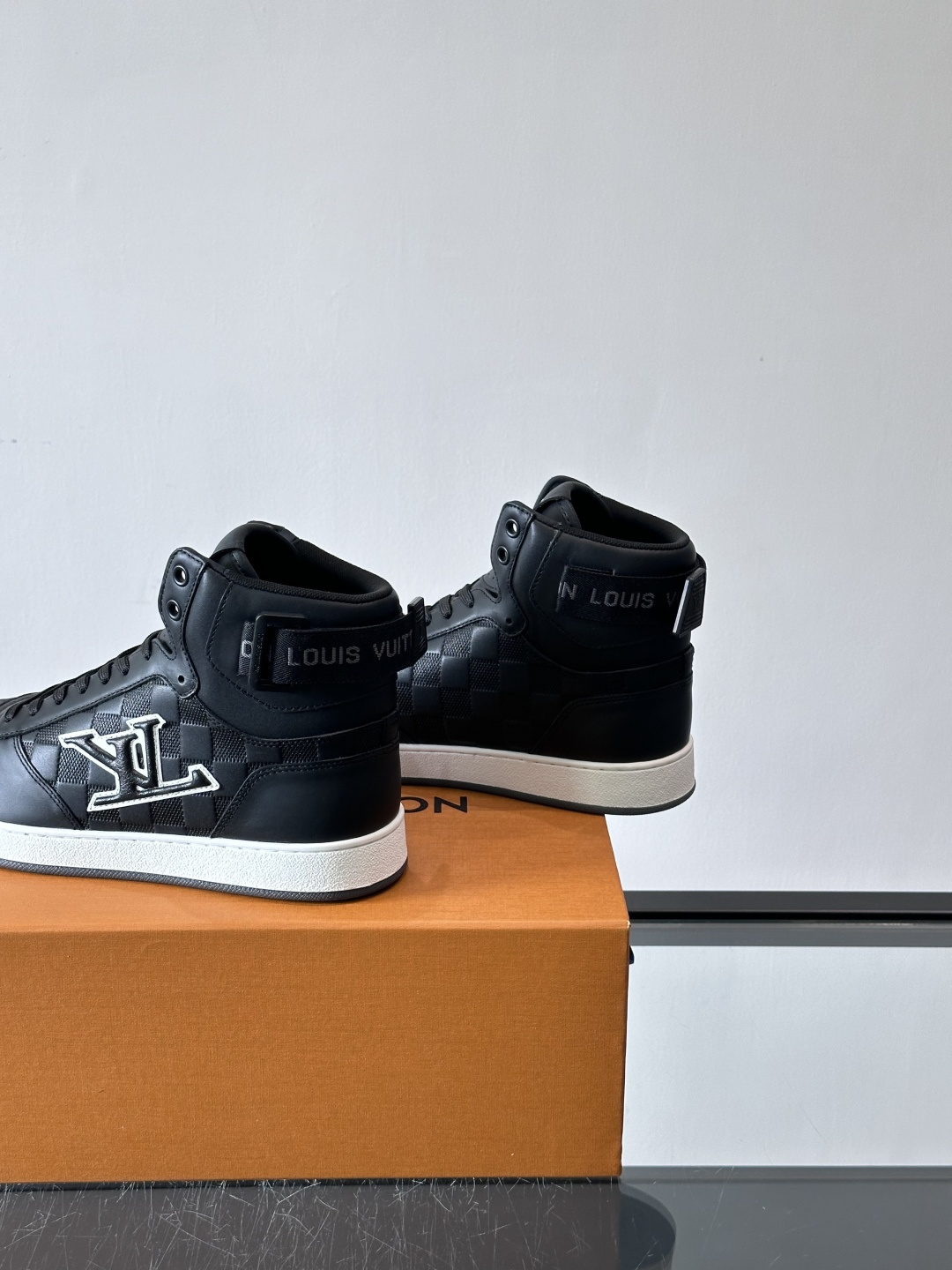 ◾️▫️L 秋冬男士高帮经典休闲运动鞋，本款运动鞋为柔软牛皮革打造。橡胶外底完善整体设计，记忆性人体工学