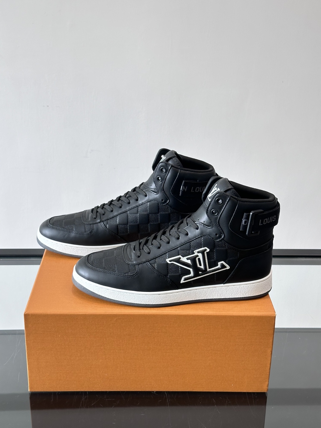 ◾️▫️L 秋冬男士高帮经典休闲运动鞋，本款运动鞋为柔软牛皮革打造。橡胶外底完善整体设计，记忆性人体工学