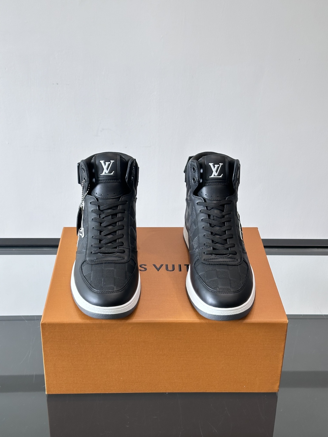 ◾️▫️L 秋冬男士高帮经典休闲运动鞋，本款运动鞋为柔软牛皮革打造。橡胶外底完善整体设计，记忆性人体工学