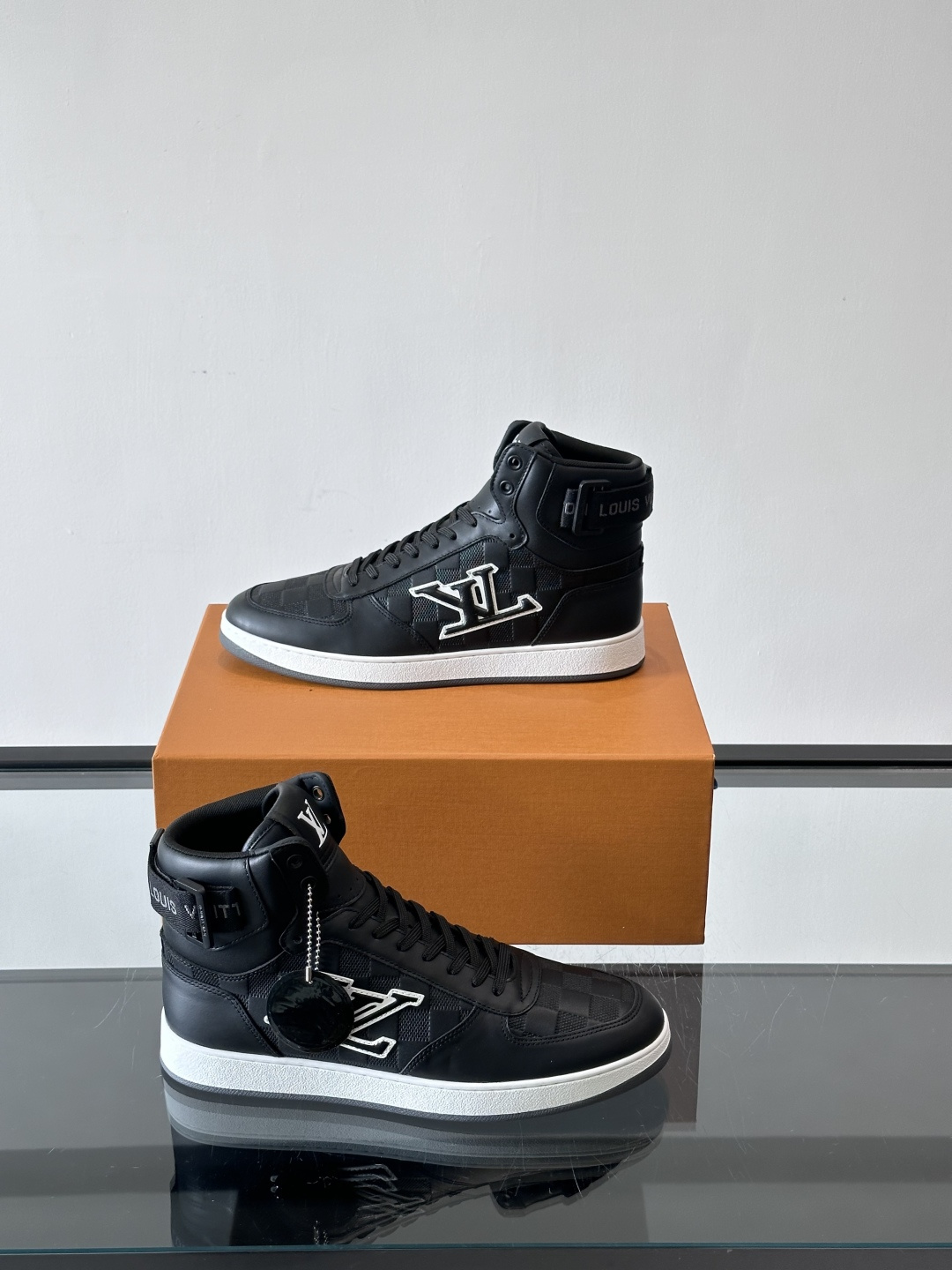 ◾️▫️L 秋冬男士高帮经典休闲运动鞋，本款运动鞋为柔软牛皮革打造。橡胶外底完善整体设计，记忆性人体工学