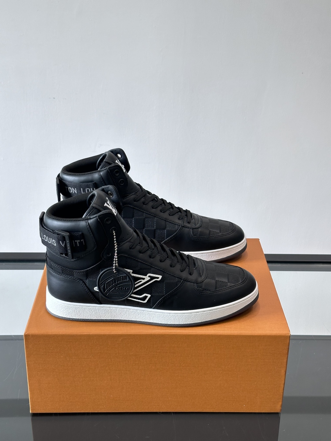 NO:557708,L Men's high-top classic casual sports shoes for autumn and winter. These sports shoes are made of soft cow leather. The rubber outsole completes the overall design, and the memory ergonomic insole upgrades the comfort experience. The pure cotton lining imported from Italy is high-end and comfortable, and the original outsole is light and wear-resistant!  Purely handmade, details determine quality!  Size38-45,,sneakers,cowhide19860909L 秋冬男士高帮经典休闲运动鞋,本款运动鞋为柔软牛皮革打造.橡胶外底完善整体设计,记忆性人体工学鞋垫升级舒适体验.意大利进口纯棉内里高档舒适,原版大底轻盈耐磨！纯手工制作,细节决定品质！Size38-45,,sneakers,cowhide,Men's shoes