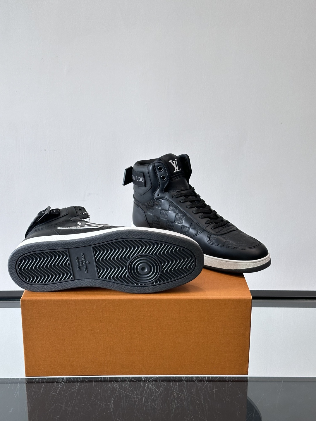 ◾️▫️L 秋冬男士高帮经典休闲运动鞋，本款运动鞋为柔软牛皮革打造。橡胶外底完善整体设计，记忆性人体工学