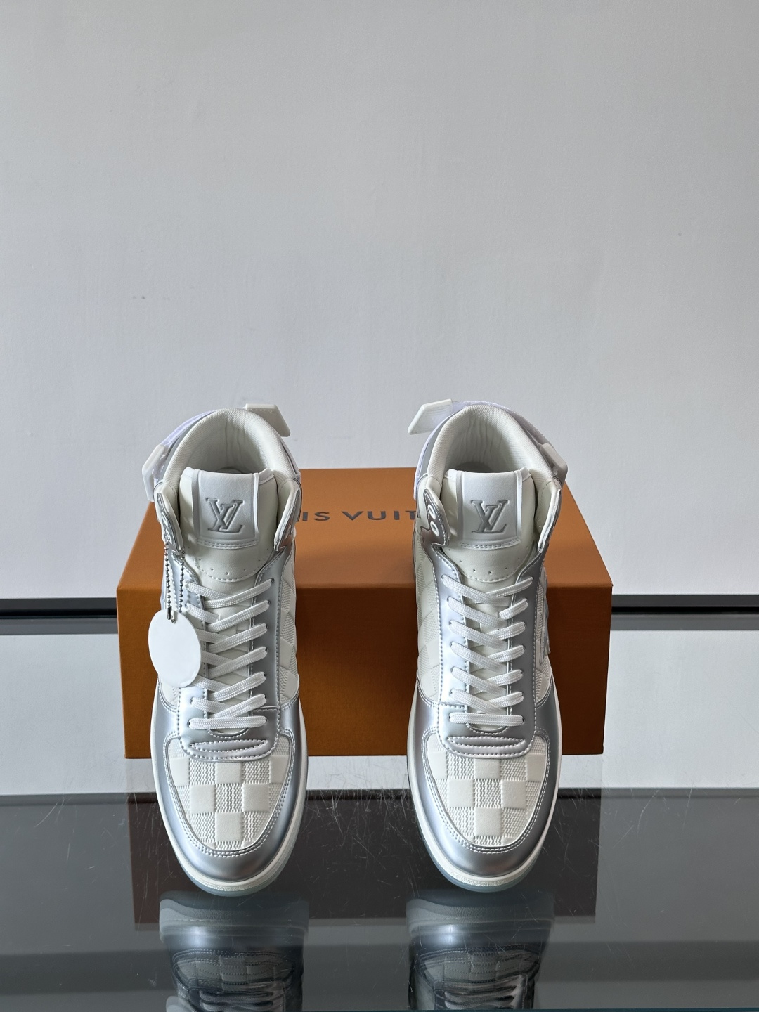 ◾️▫️L 秋冬男士高帮经典休闲运动鞋，本款运动鞋为柔软牛皮革打造。橡胶外底完善整体设计，记忆性人体工学