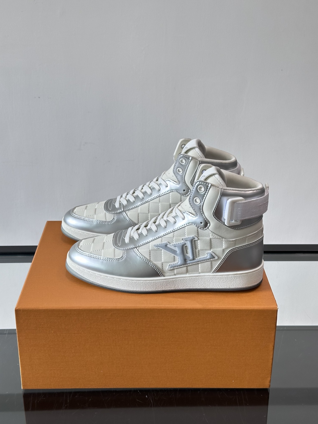 ◾️▫️L 秋冬男士高帮经典休闲运动鞋，本款运动鞋为柔软牛皮革打造。橡胶外底完善整体设计，记忆性人体工学