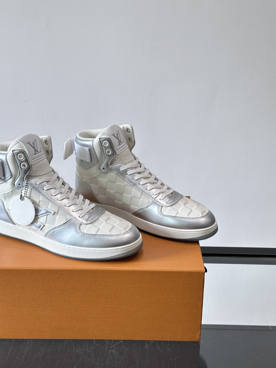 ◾️▫️L 秋冬男士高帮经典休闲运动鞋，本款运动鞋为柔软牛皮革打造。橡胶外底完善整体设计，记忆性人体工学