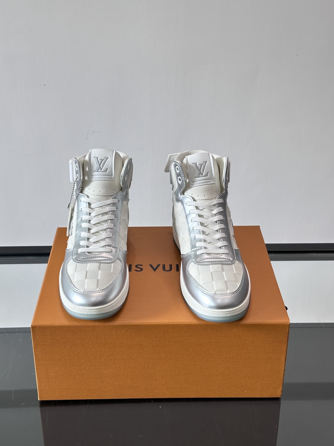 ◾️▫️L 秋冬男士高帮经典休闲运动鞋，本款运动鞋为柔软牛皮革打造。橡胶外底完善整体设计，记忆性人体工学