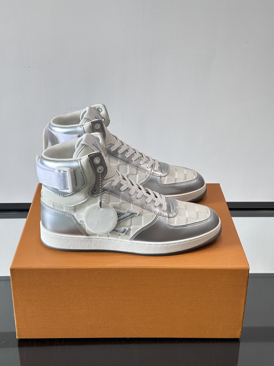 ◾️▫️L 秋冬男士高帮经典休闲运动鞋，本款运动鞋为柔软牛皮革打造。橡胶外底完善整体设计，记忆性人体工学