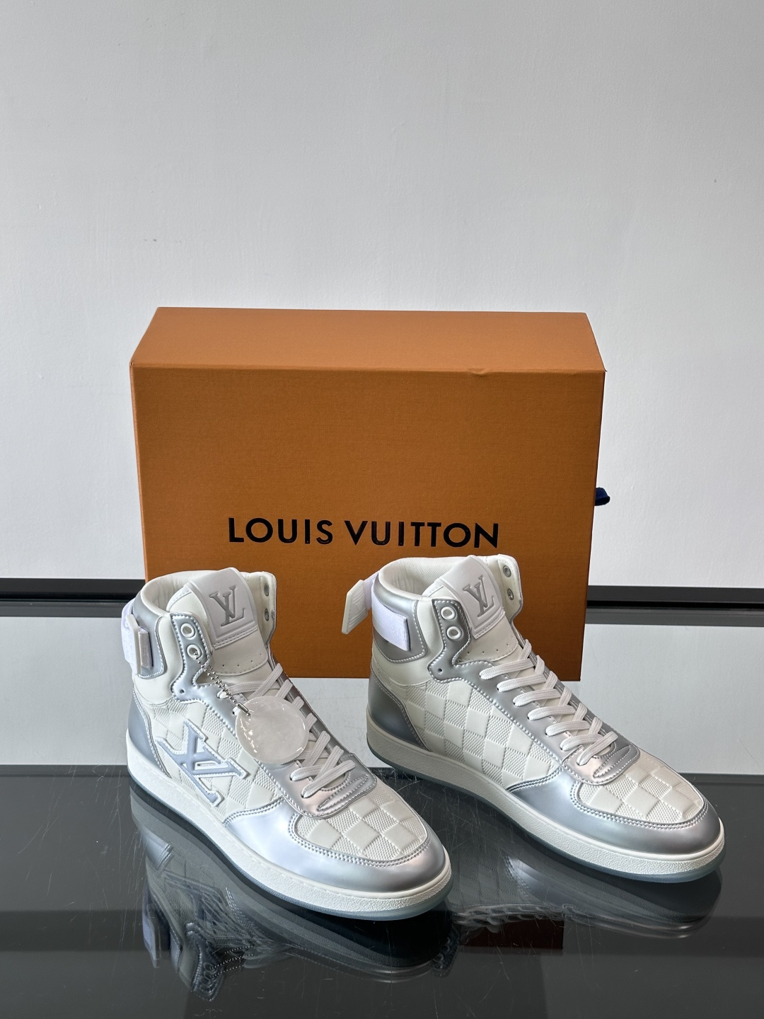 ◾️▫️L 秋冬男士高帮经典休闲运动鞋，本款运动鞋为柔软牛皮革打造。橡胶外底完善整体设计，记忆性人体工学