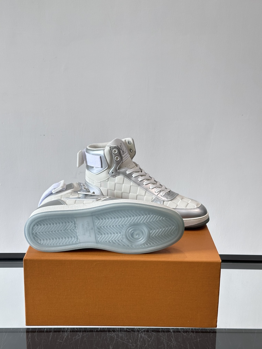 ◾️▫️L 秋冬男士高帮经典休闲运动鞋，本款运动鞋为柔软牛皮革打造。橡胶外底完善整体设计，记忆性人体工学