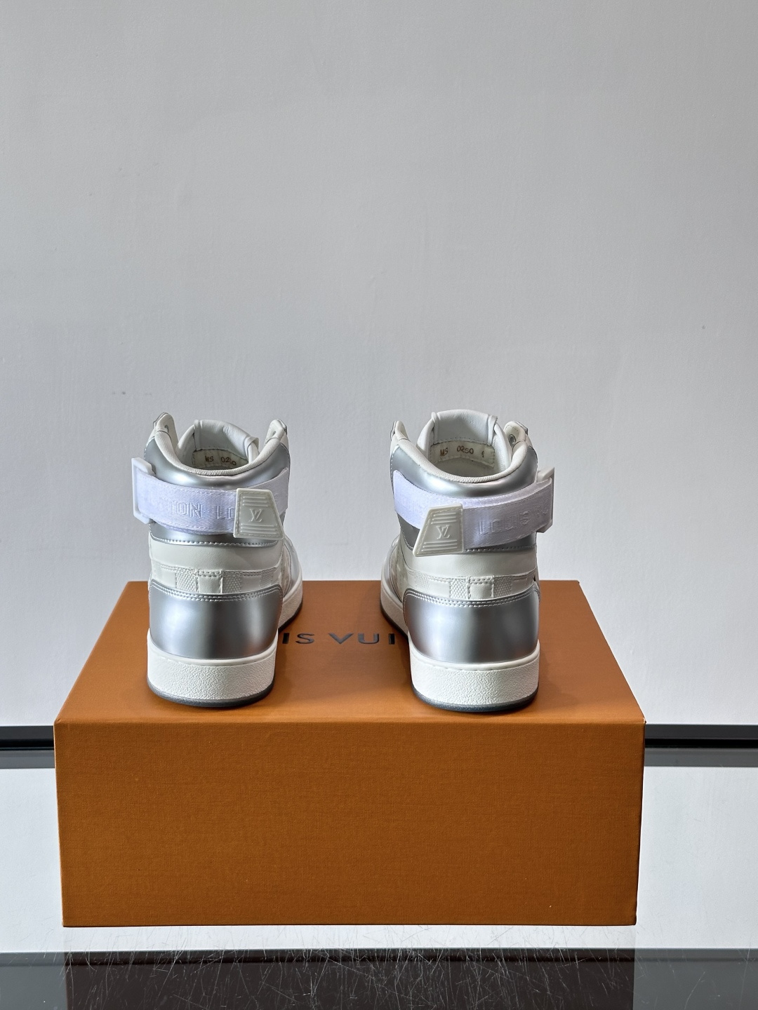 ◾️▫️L 秋冬男士高帮经典休闲运动鞋，本款运动鞋为柔软牛皮革打造。橡胶外底完善整体设计，记忆性人体工学