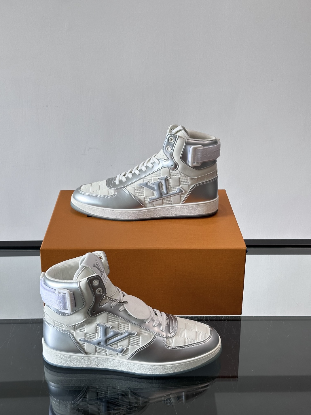 ◾️▫️L 秋冬男士高帮经典休闲运动鞋，本款运动鞋为柔软牛皮革打造。橡胶外底完善整体设计，记忆性人体工学