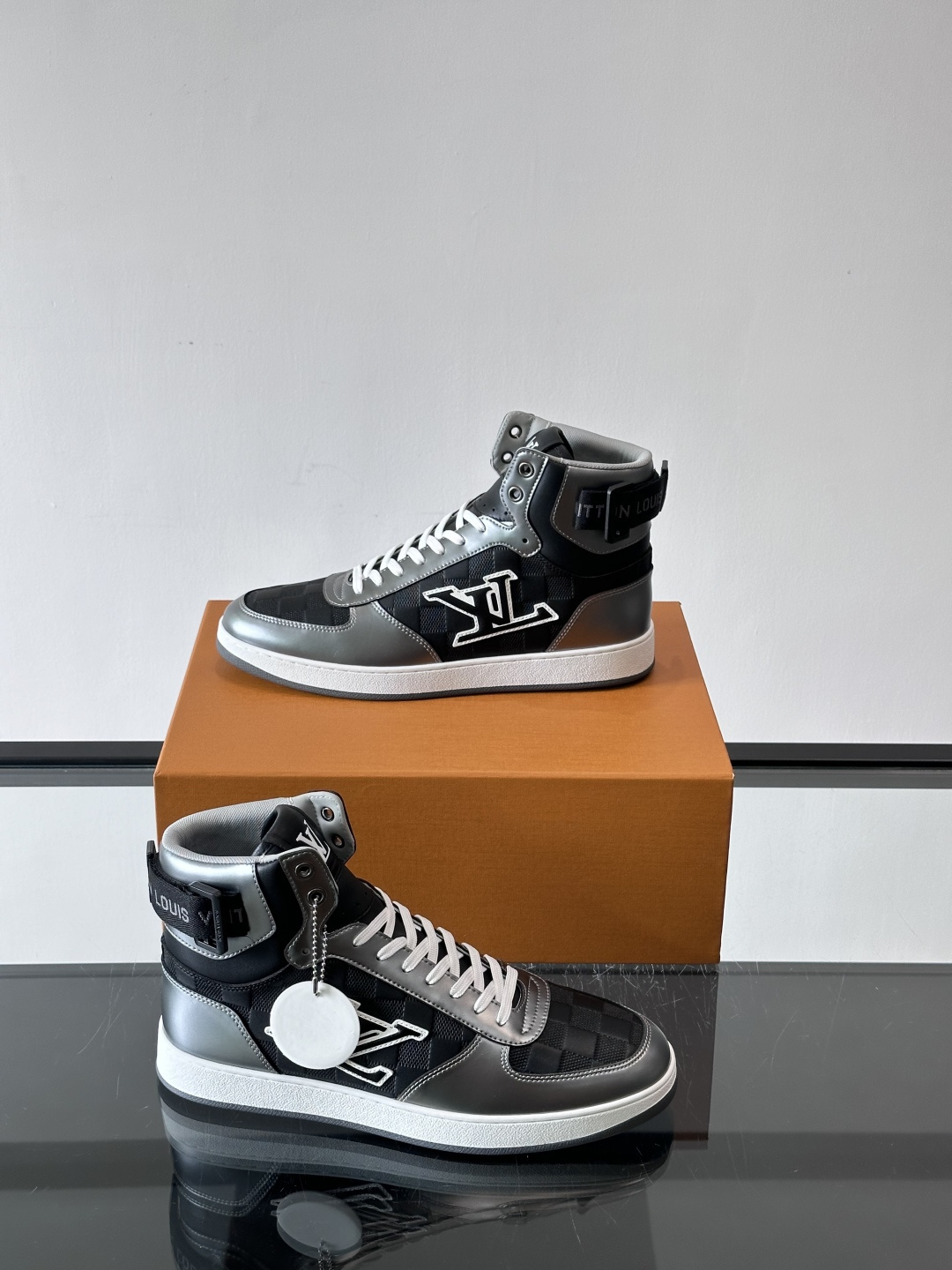 ◾️▫️L 秋冬男士高帮经典休闲运动鞋，本款运动鞋为柔软牛皮革打造。橡胶外底完善整体设计，记忆性人体工学