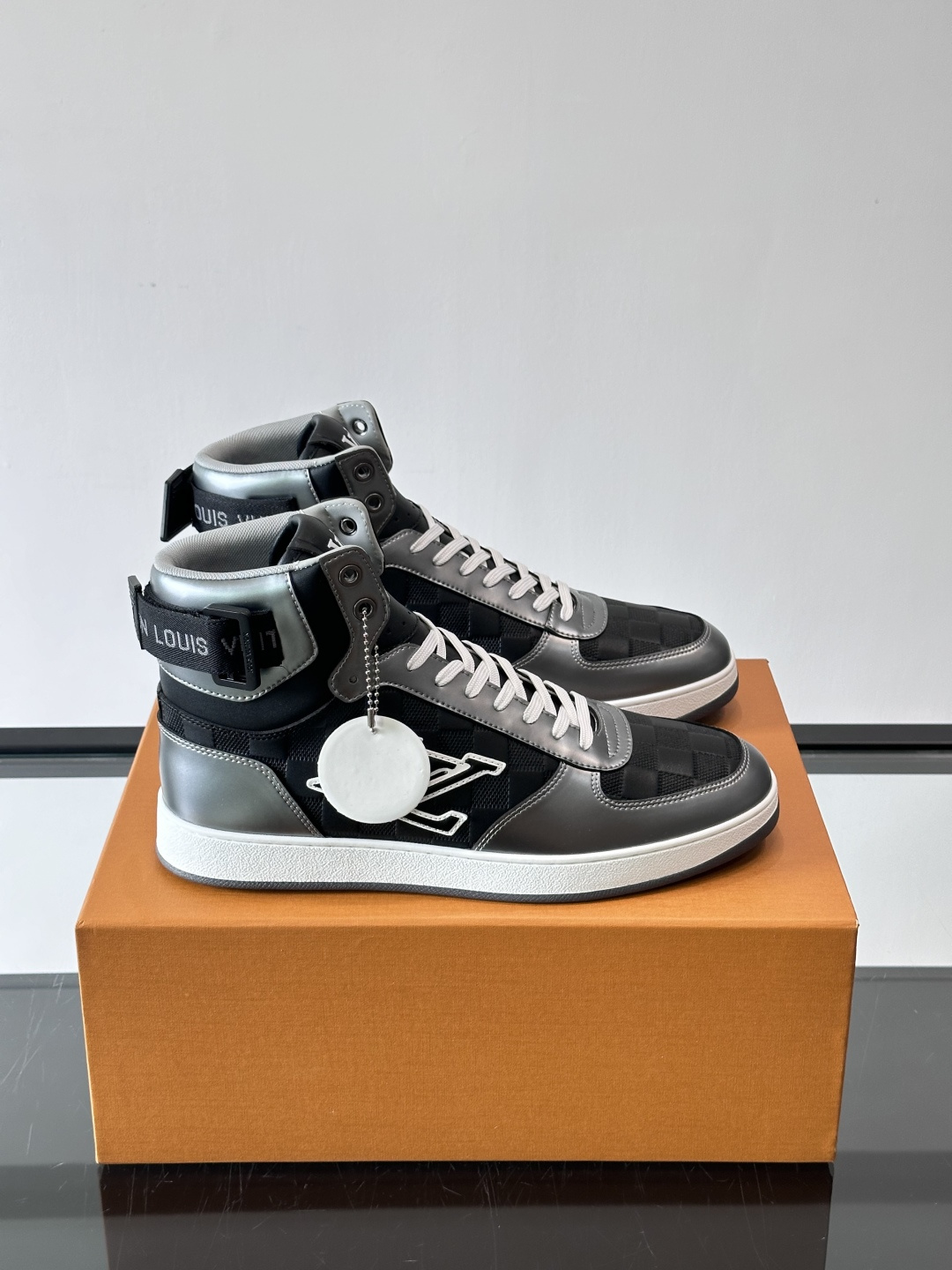 ◾️▫️L 秋冬男士高帮经典休闲运动鞋，本款运动鞋为柔软牛皮革打造。橡胶外底完善整体设计，记忆性人体工学