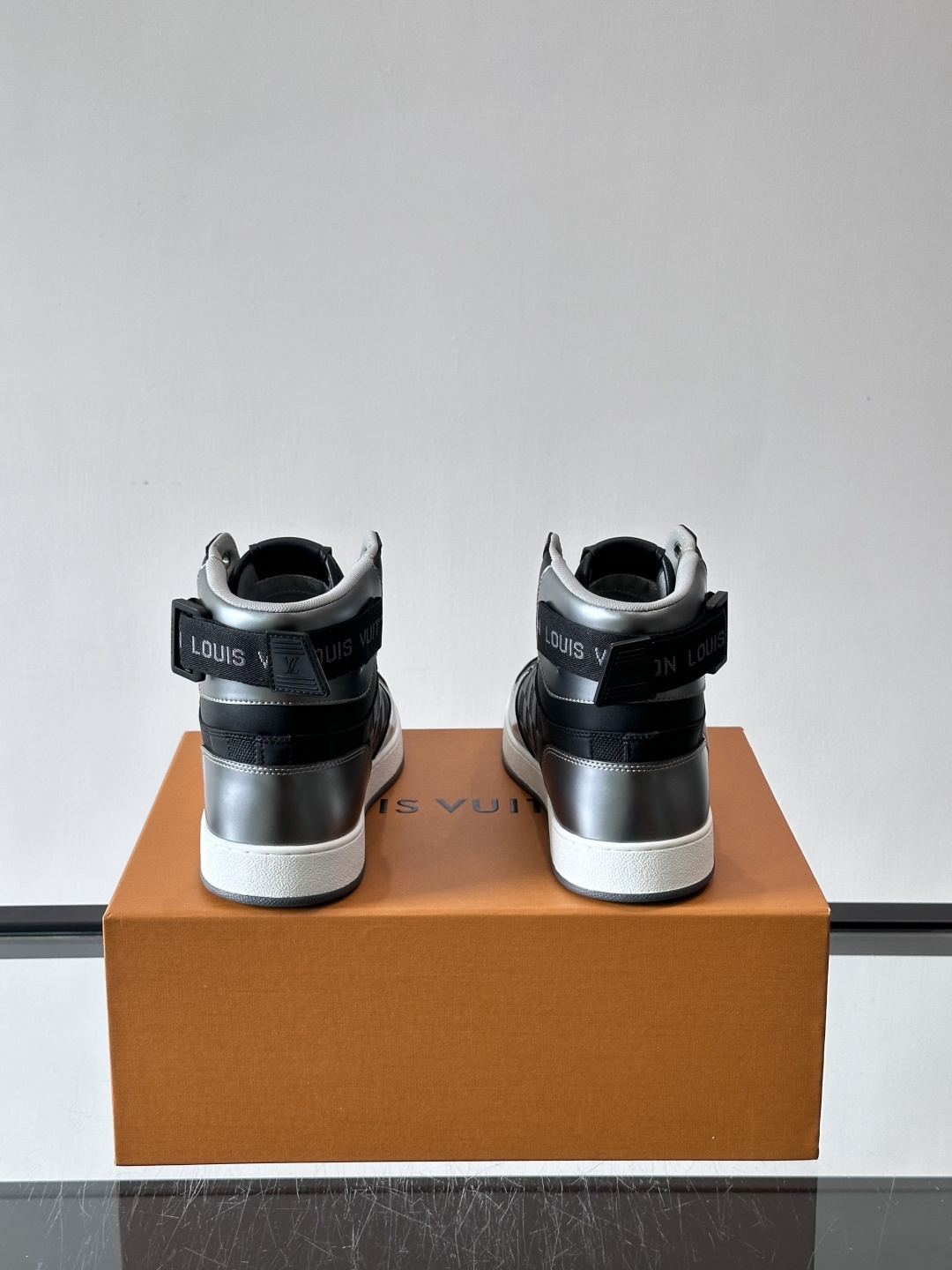 ◾️▫️L 秋冬男士高帮经典休闲运动鞋，本款运动鞋为柔软牛皮革打造。橡胶外底完善整体设计，记忆性人体工学