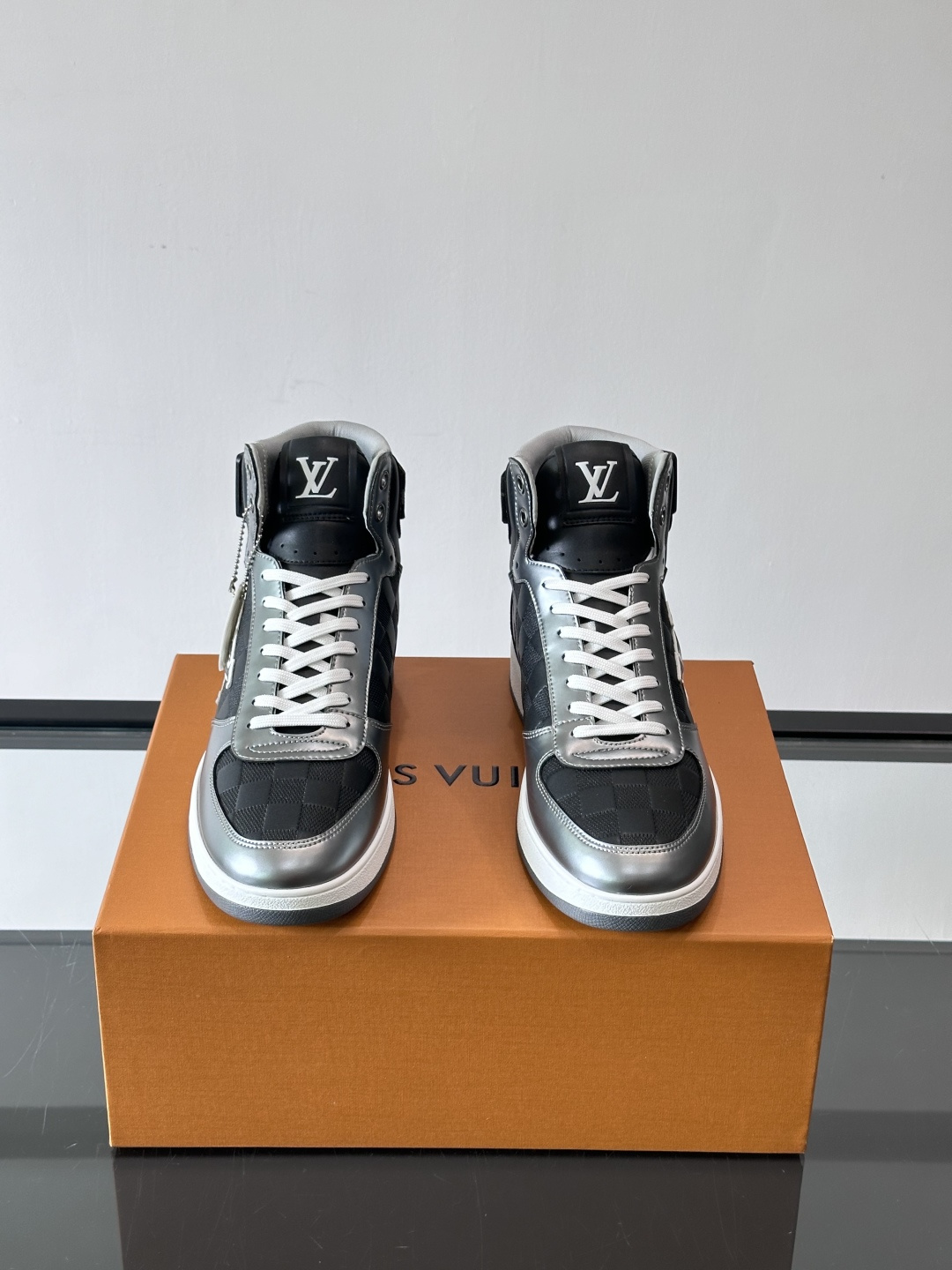 ◾️▫️L 秋冬男士高帮经典休闲运动鞋，本款运动鞋为柔软牛皮革打造。橡胶外底完善整体设计，记忆性人体工学