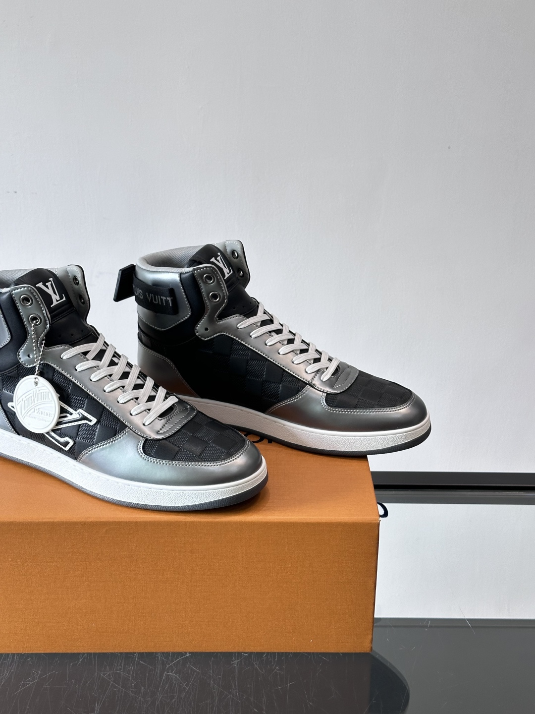 ◾️▫️L 秋冬男士高帮经典休闲运动鞋，本款运动鞋为柔软牛皮革打造。橡胶外底完善整体设计，记忆性人体工学