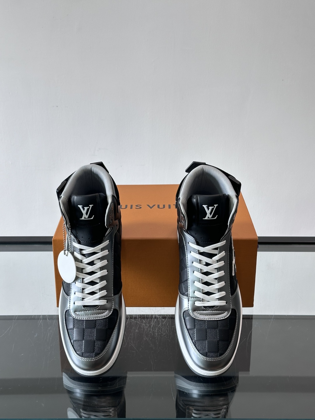 ◾️▫️L 秋冬男士高帮经典休闲运动鞋，本款运动鞋为柔软牛皮革打造。橡胶外底完善整体设计，记忆性人体工学