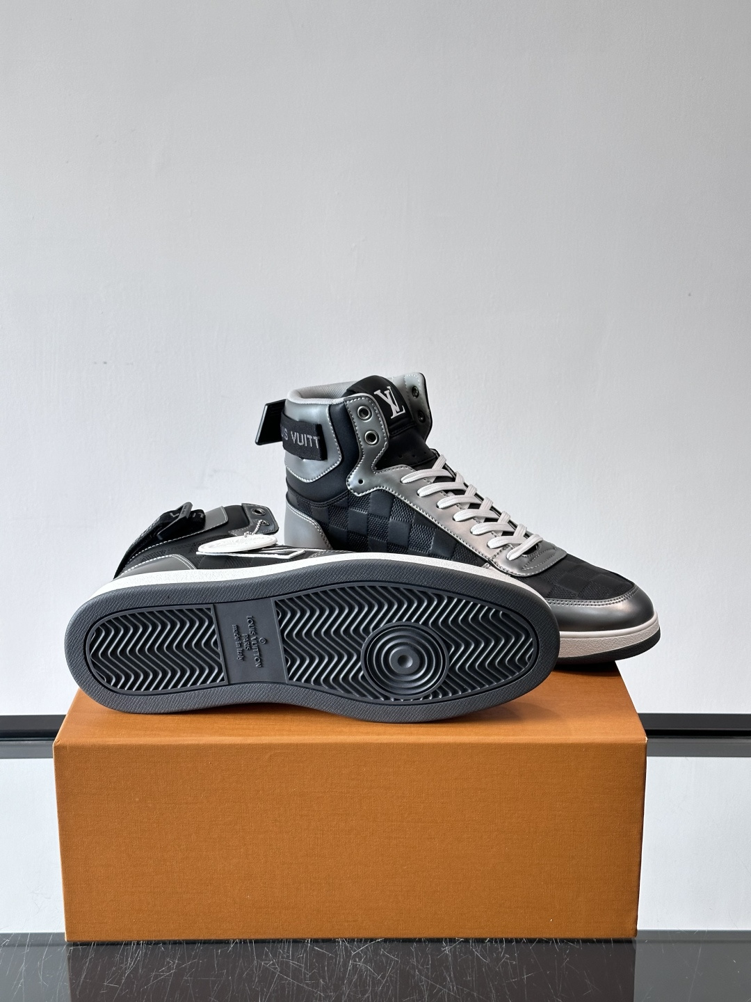 ◾️▫️L 秋冬男士高帮经典休闲运动鞋，本款运动鞋为柔软牛皮革打造。橡胶外底完善整体设计，记忆性人体工学