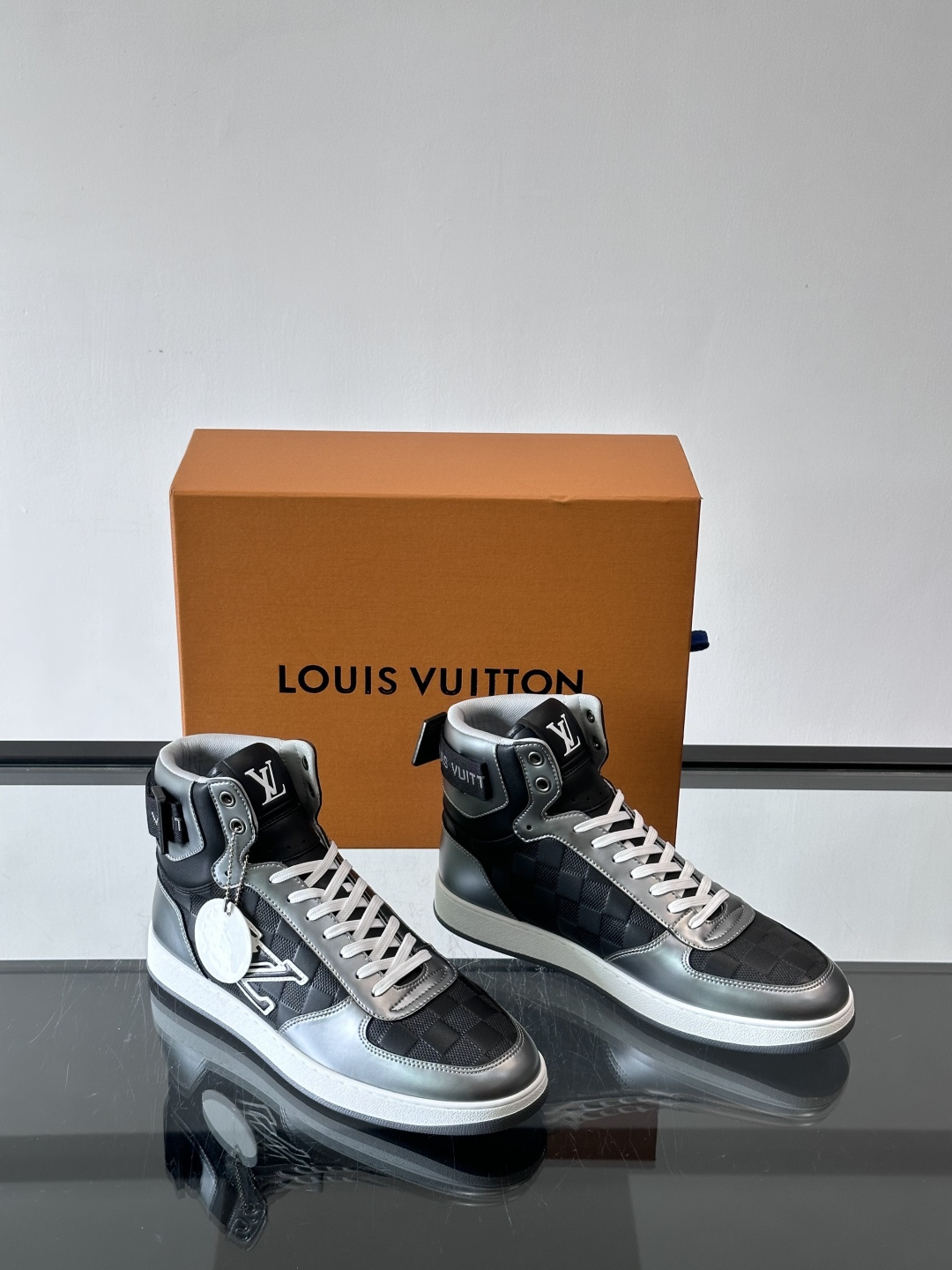 ◾️▫️L 秋冬男士高帮经典休闲运动鞋，本款运动鞋为柔软牛皮革打造。橡胶外底完善整体设计，记忆性人体工学