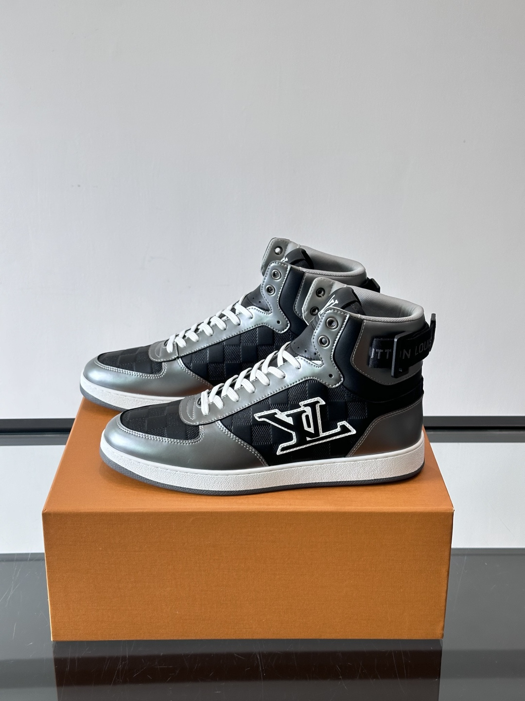 ◾️▫️L 秋冬男士高帮经典休闲运动鞋，本款运动鞋为柔软牛皮革打造。橡胶外底完善整体设计，记忆性人体工学