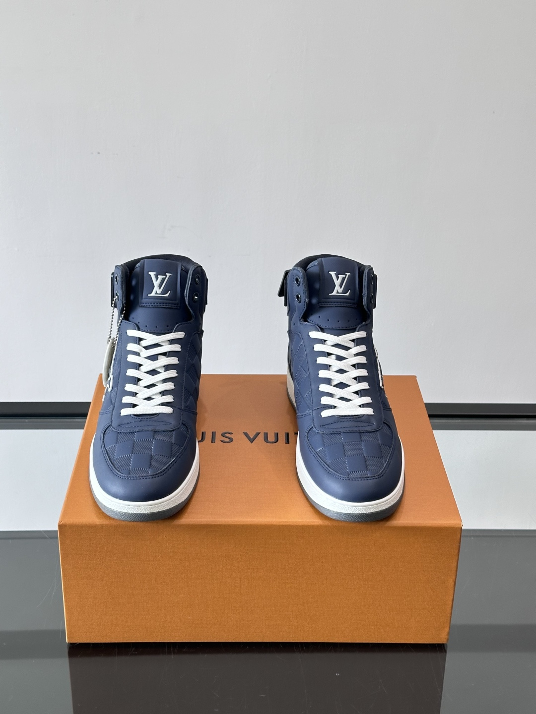 ◾️▫️L 秋冬男士高帮经典休闲运动鞋，本款运动鞋为柔软牛皮革打造。橡胶外底完善整体设计，记忆性人体工学