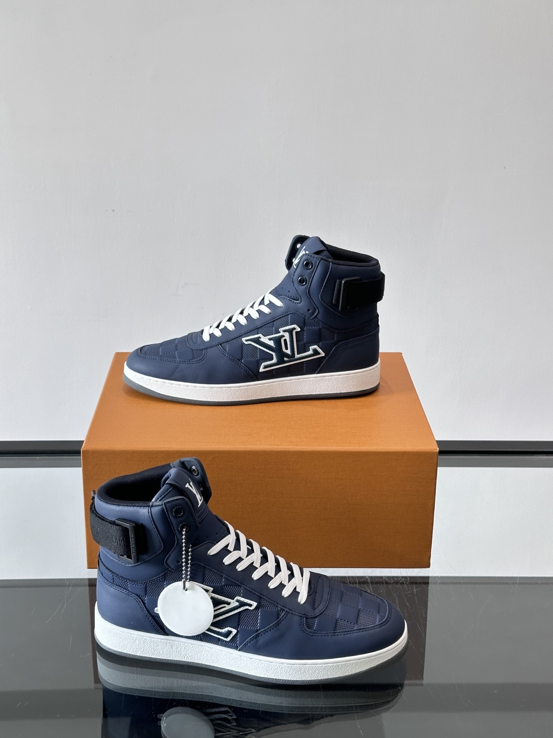 ◾️▫️L 秋冬男士高帮经典休闲运动鞋，本款运动鞋为柔软牛皮革打造。橡胶外底完善整体设计，记忆性人体工学