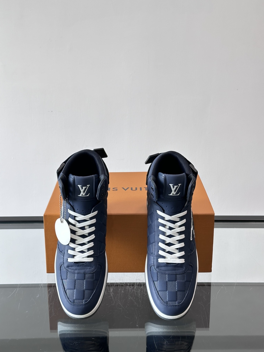 ◾️▫️L 秋冬男士高帮经典休闲运动鞋，本款运动鞋为柔软牛皮革打造。橡胶外底完善整体设计，记忆性人体工学