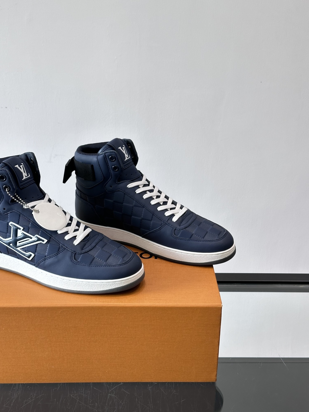 ◾️▫️L 秋冬男士高帮经典休闲运动鞋，本款运动鞋为柔软牛皮革打造。橡胶外底完善整体设计，记忆性人体工学