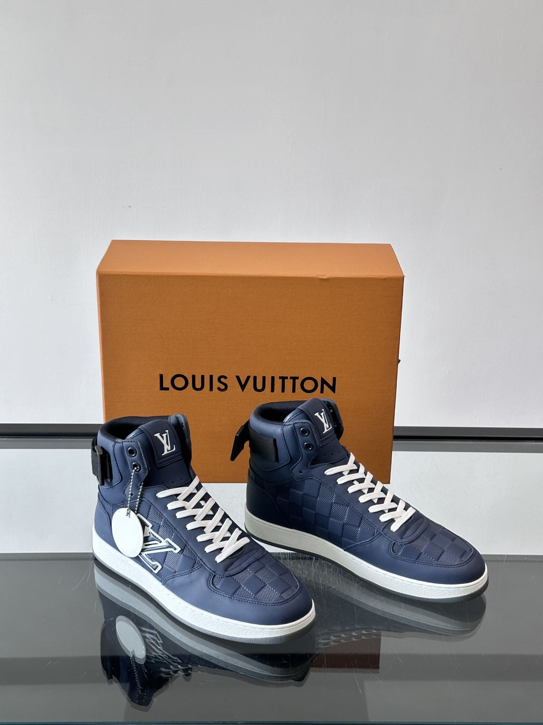 ◾️▫️L 秋冬男士高帮经典休闲运动鞋，本款运动鞋为柔软牛皮革打造。橡胶外底完善整体设计，记忆性人体工学