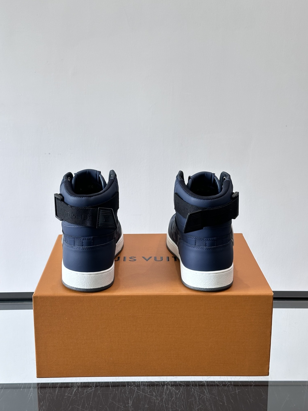 ◾️▫️L 秋冬男士高帮经典休闲运动鞋，本款运动鞋为柔软牛皮革打造。橡胶外底完善整体设计，记忆性人体工学