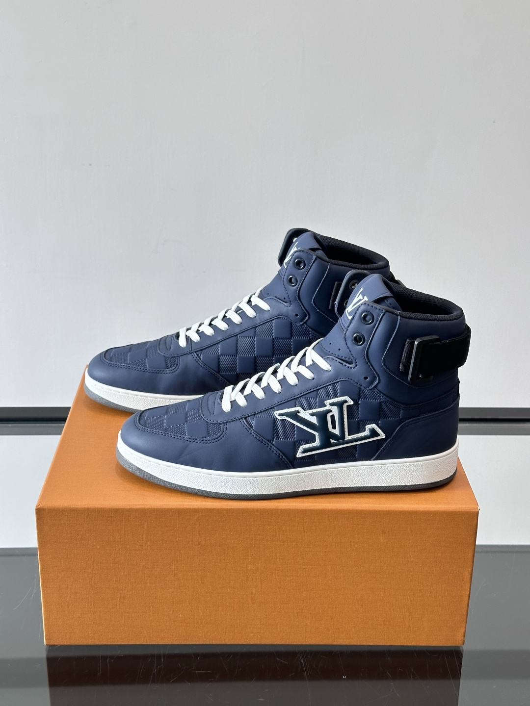 ◾️▫️L 秋冬男士高帮经典休闲运动鞋，本款运动鞋为柔软牛皮革打造。橡胶外底完善整体设计，记忆性人体工学