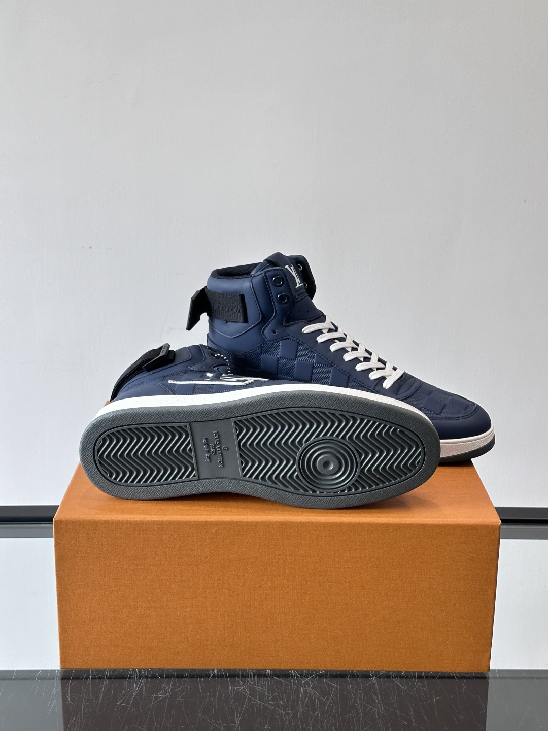 ◾️▫️L 秋冬男士高帮经典休闲运动鞋，本款运动鞋为柔软牛皮革打造。橡胶外底完善整体设计，记忆性人体工学