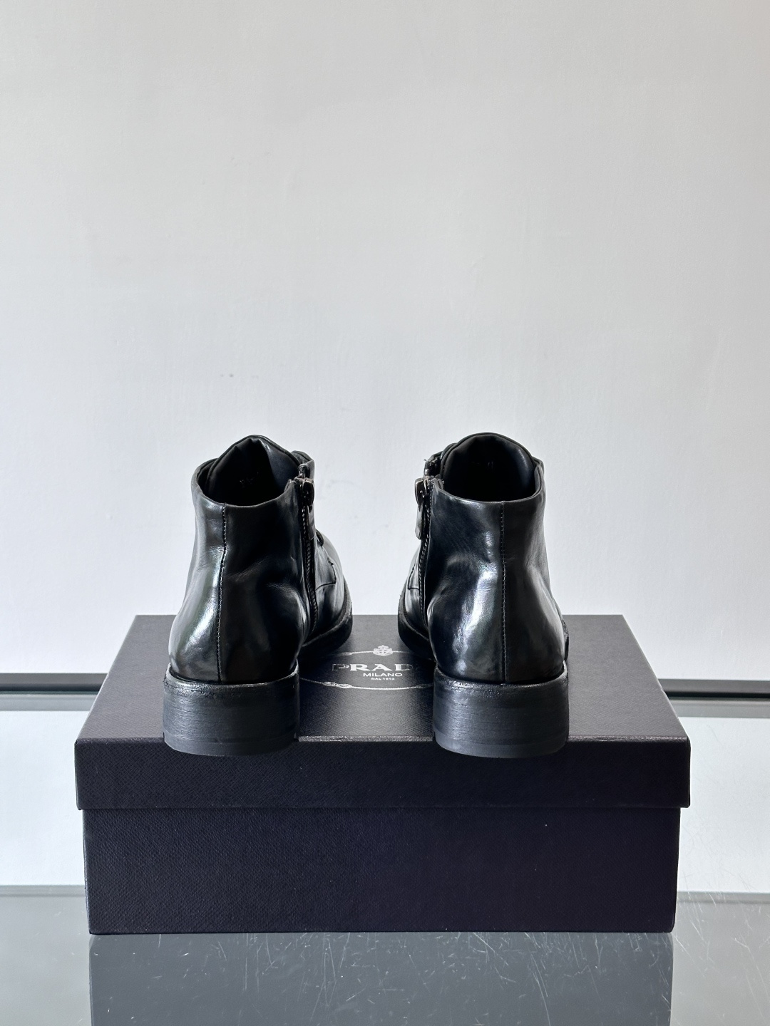 Prad* 男士水洗马皮🐎手工靴子🥾，猛货！水洗真皮夹层中底搭配橡胶外底皮鞋，款式新颖时尚，繁复鞋面里外