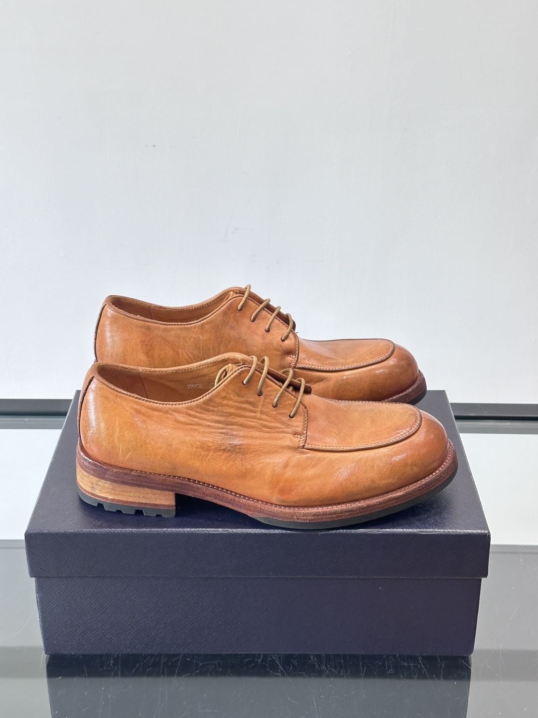 NO:552800,Prad* Men's washed horsehide handmade loafers, a hot commodity!  The leather shoes with washed genuine leather midsole and rubber outsole are novel and fashionable. The complex uppers are made of imported horsehide and distressed suede leather inside and outside. The leather is soft and delicate, shiny and translucent, wear-resistant and non-deformable. It has exquisite hand-stitching and the whole shoe is washed. It is well-made and demonstrates the ultimate hand-made craftsmanship. It is equipped with cowhide embossed logo foot pads, making the upper foot soft, comfortable and breathable!  size38-44 (45 customized), Prada leather shoes, prada, prada, loafers, cowhide19860909Prad* 男士水洗马皮手工乐福鞋,猛货！水洗真皮夹层中底搭配橡胶外底皮鞋,款式新颖时尚,繁复鞋面里外采用进口马皮和做旧处理翻毛皮革制成,皮质柔软细腻、光泽透亮,耐磨不变形,精致手工缝线,整只鞋水洗处理,做工精良,彰显极致纯手工工艺,搭配牛皮压纹徽标垫脚,上脚柔软舒适透气！ size38-44（45定制）,普拉达 皮鞋,prada,prada,loafers,cowhide,Men's shoes