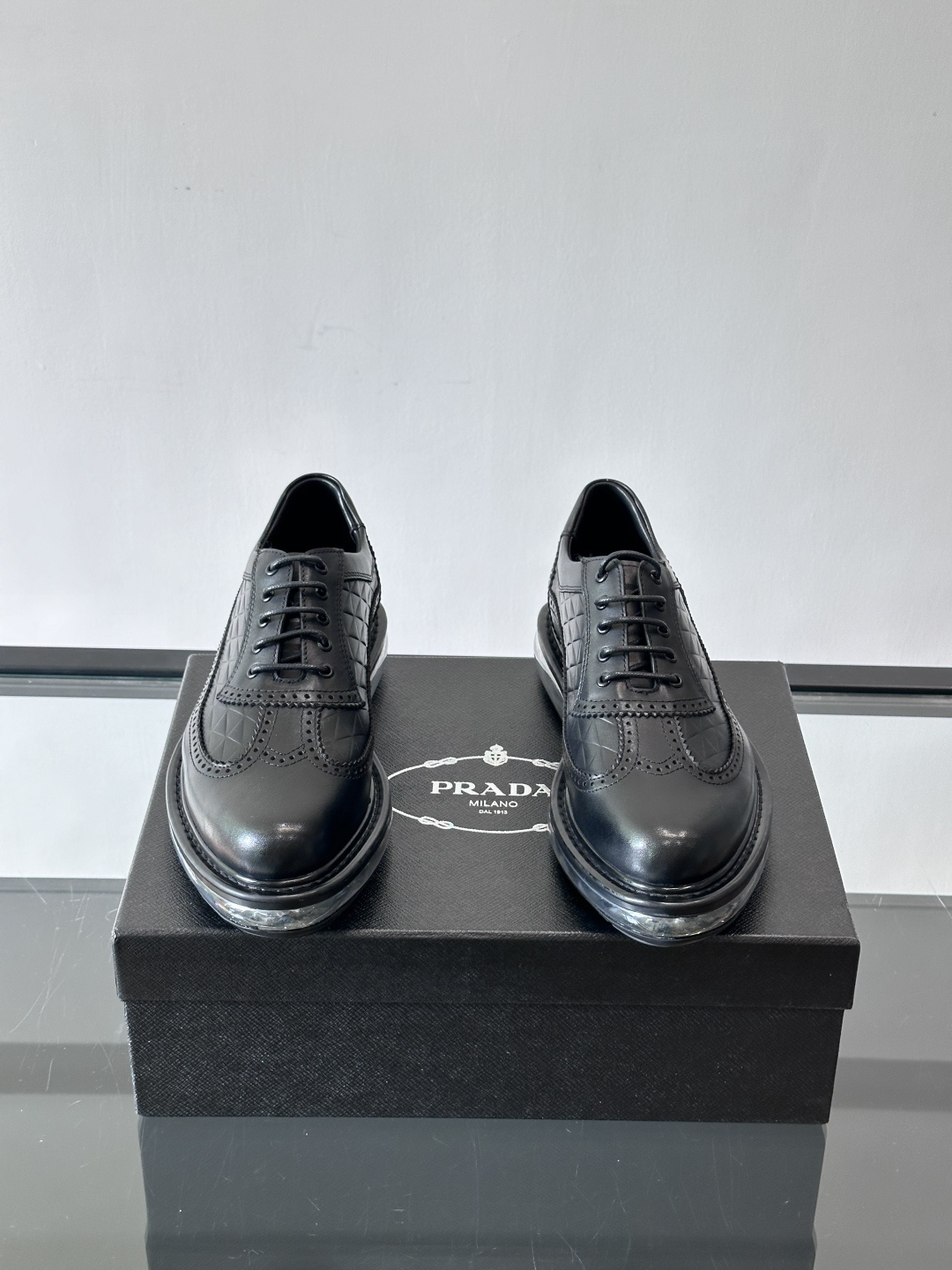 PRAD*新款气垫底皮革运动休闲鞋，经典系列重释，打造现代简约设计，诸如此款运动鞋，藉由混搭风格映现品牌