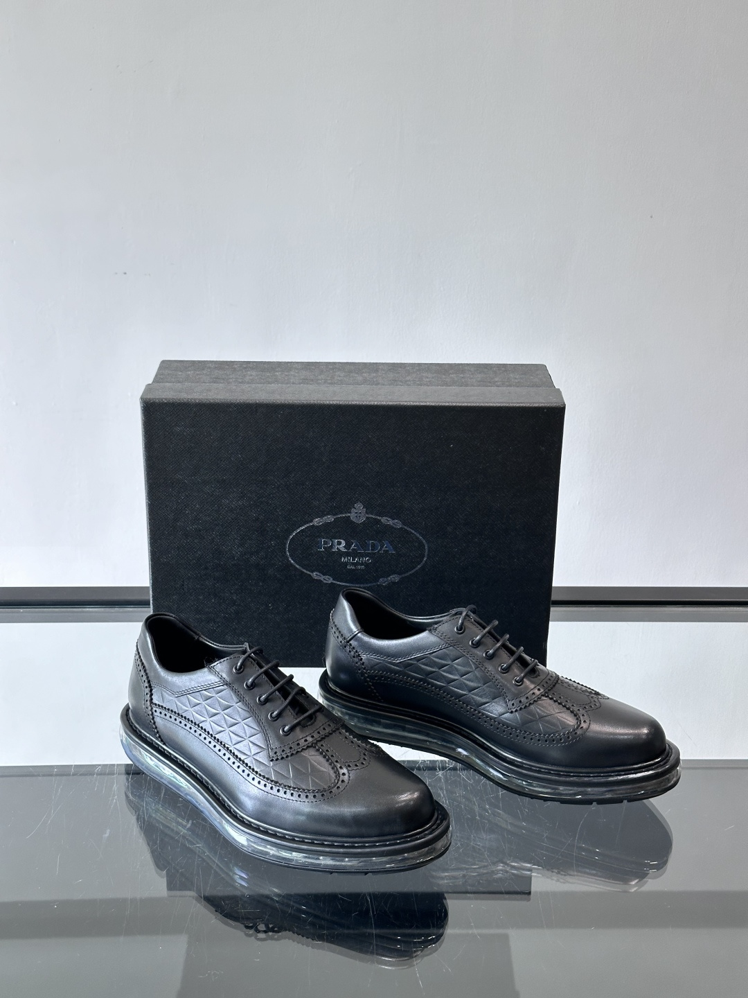 PRAD*新款气垫底皮革运动休闲鞋，经典系列重释，打造现代简约设计，诸如此款运动鞋，藉由混搭风格映现品牌