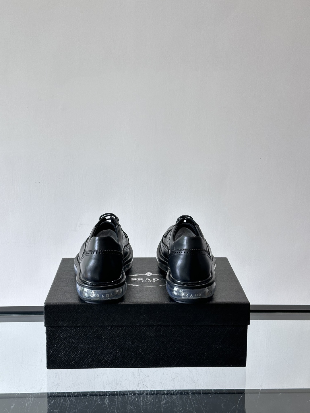 PRAD*新款气垫底皮革运动休闲鞋，经典系列重释，打造现代简约设计，诸如此款运动鞋，藉由混搭风格映现品牌