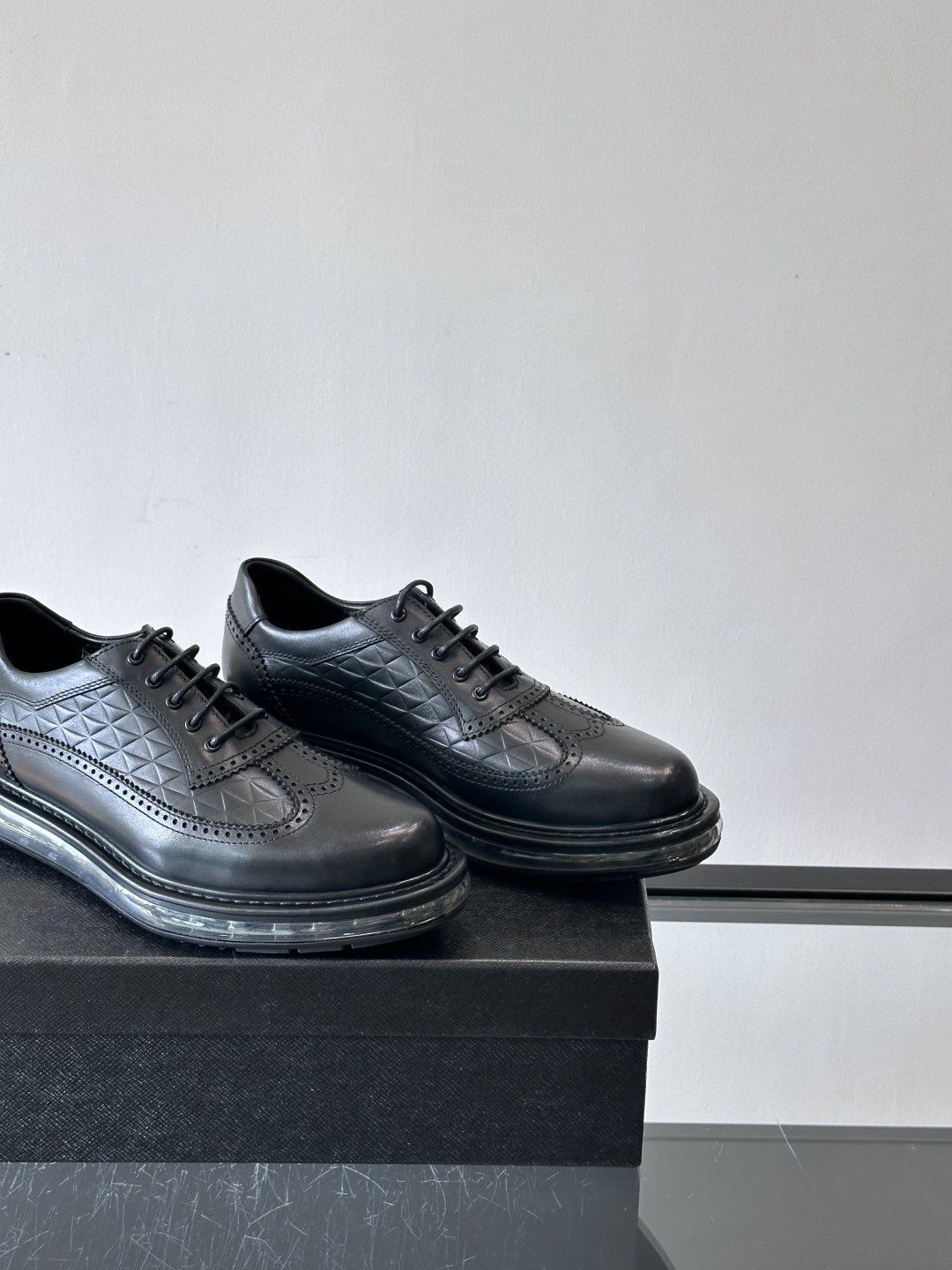 PRAD*新款气垫底皮革运动休闲鞋，经典系列重释，打造现代简约设计，诸如此款运动鞋，藉由混搭风格映现品牌