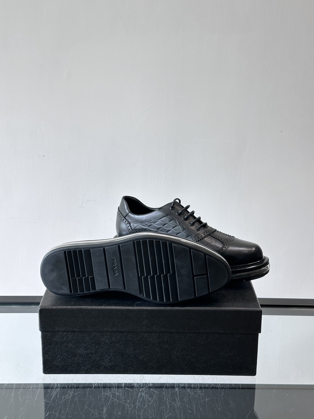 PRAD*新款气垫底皮革运动休闲鞋，经典系列重释，打造现代简约设计，诸如此款运动鞋，藉由混搭风格映现品牌